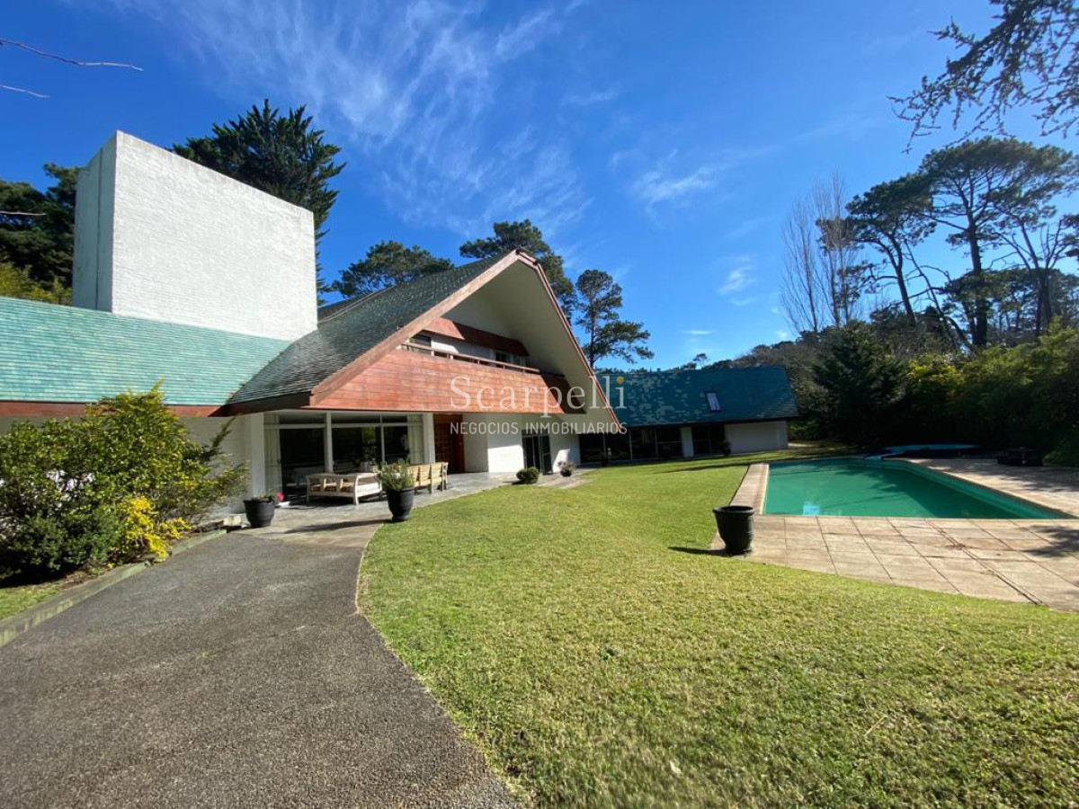 Casa ID.20705 - Estupendo Chalet en Lugano Excelente calidad de Construcción y buenas terminaciones.-