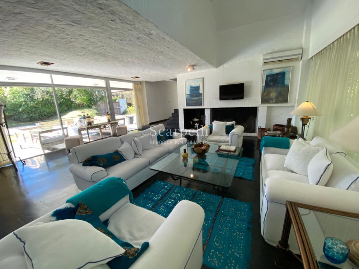 Casa ID.20705 - Estupendo Chalet en Lugano Excelente calidad de Construcción y buenas terminaciones.-