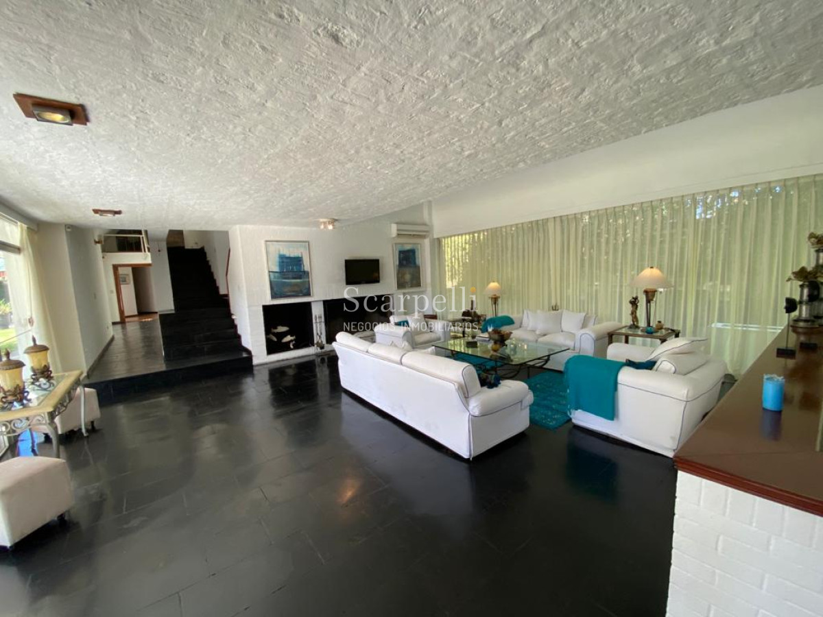 Casa ID.20705 - Estupendo Chalet en Lugano Excelente calidad de Construcción y buenas terminaciones.-