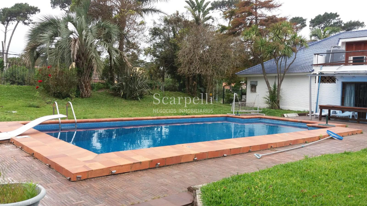 Casa ID.20788 - Importante Chalet Tejas Vidriadas: Av. Brasil   Parada 10 Mansa Próx. Devoto Roosvelt