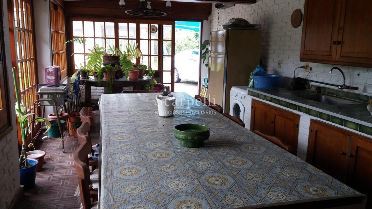 Casa ID.20788 - Importante Chalet Tejas Vidriadas: Av. Brasil   Parada 10 Mansa Próx. Devoto Roosvelt