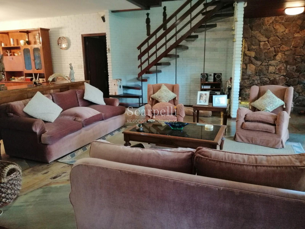 Casa ID.20788 - Importante Chalet Tejas Vidriadas: Av. Brasil   Parada 10 Mansa Próx. Devoto Roosvelt