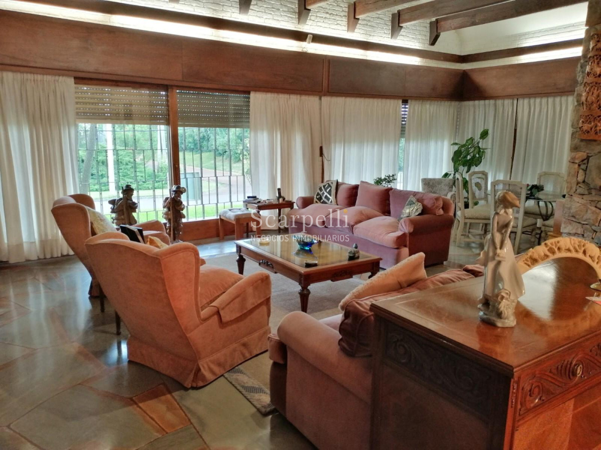 Casa ID.20788 - Importante Chalet Tejas Vidriadas: Av. Brasil   Parada 10 Mansa Próx. Devoto Roosvelt