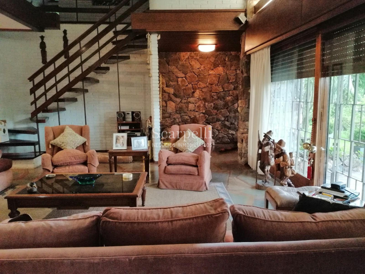 Casa ID.20788 - Importante Chalet Tejas Vidriadas: Av. Brasil   Parada 10 Mansa Próx. Devoto Roosvelt