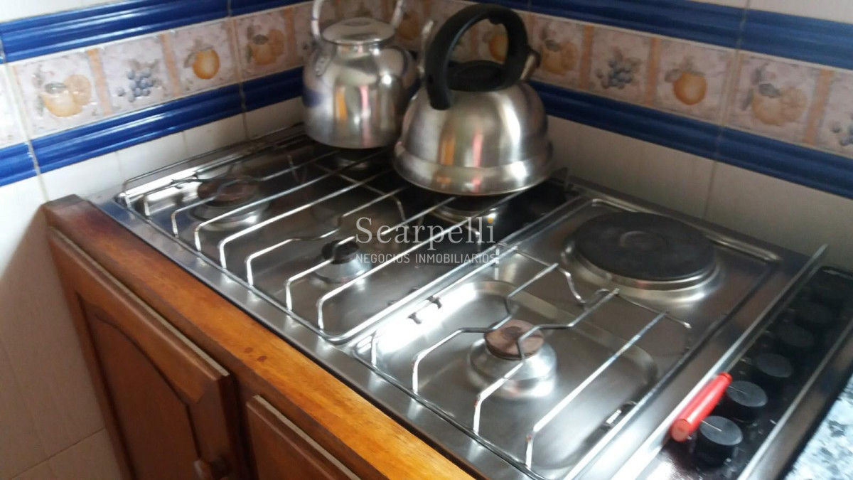 Casa ID.20788 - Importante Chalet Tejas Vidriadas: Av. Brasil   Parada 10 Mansa Próx. Devoto Roosvelt