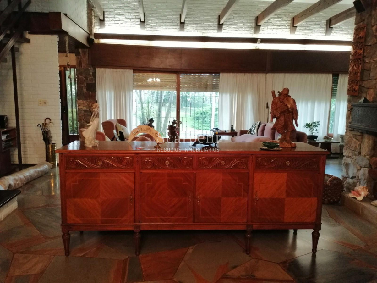 Casa ID.20788 - Importante Chalet Tejas Vidriadas: Av. Brasil   Parada 10 Mansa Próx. Devoto Roosvelt