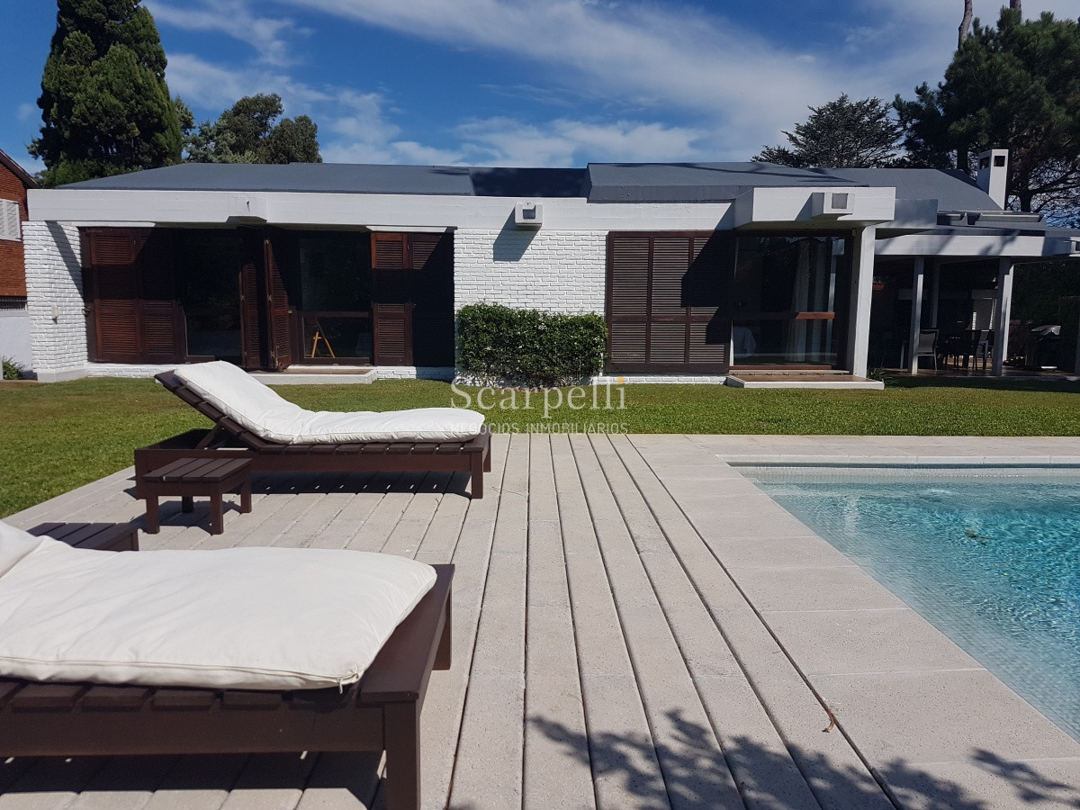Casa ID.21022 - Arquitectura de Diseño Exclusivo en Parada 14 Mansa con mas de 1000 m2 de parque y casi 500 m2 edificados.-