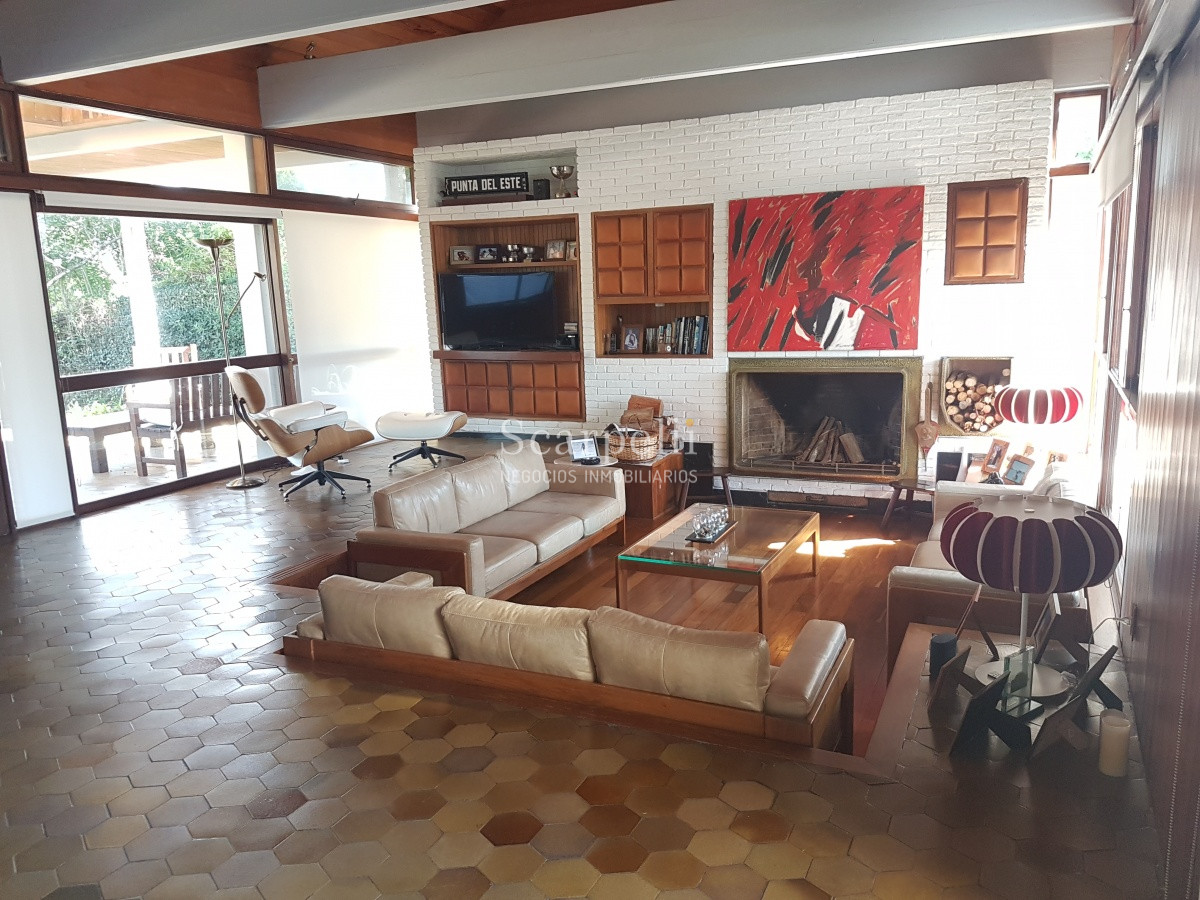 Casa ID.21022 - Arquitectura de Diseño Exclusivo en Parada 14 Mansa con mas de 1000 m2 de parque y casi 500 m2 edificados.-