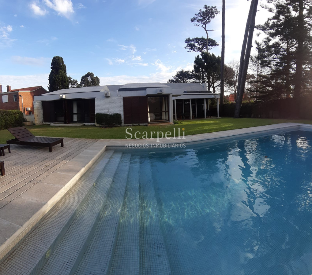 Casa ID.21022 - Arquitectura de Diseño Exclusivo en Parada 14 Mansa con mas de 1000 m2 de parque y casi 500 m2 edificados.-