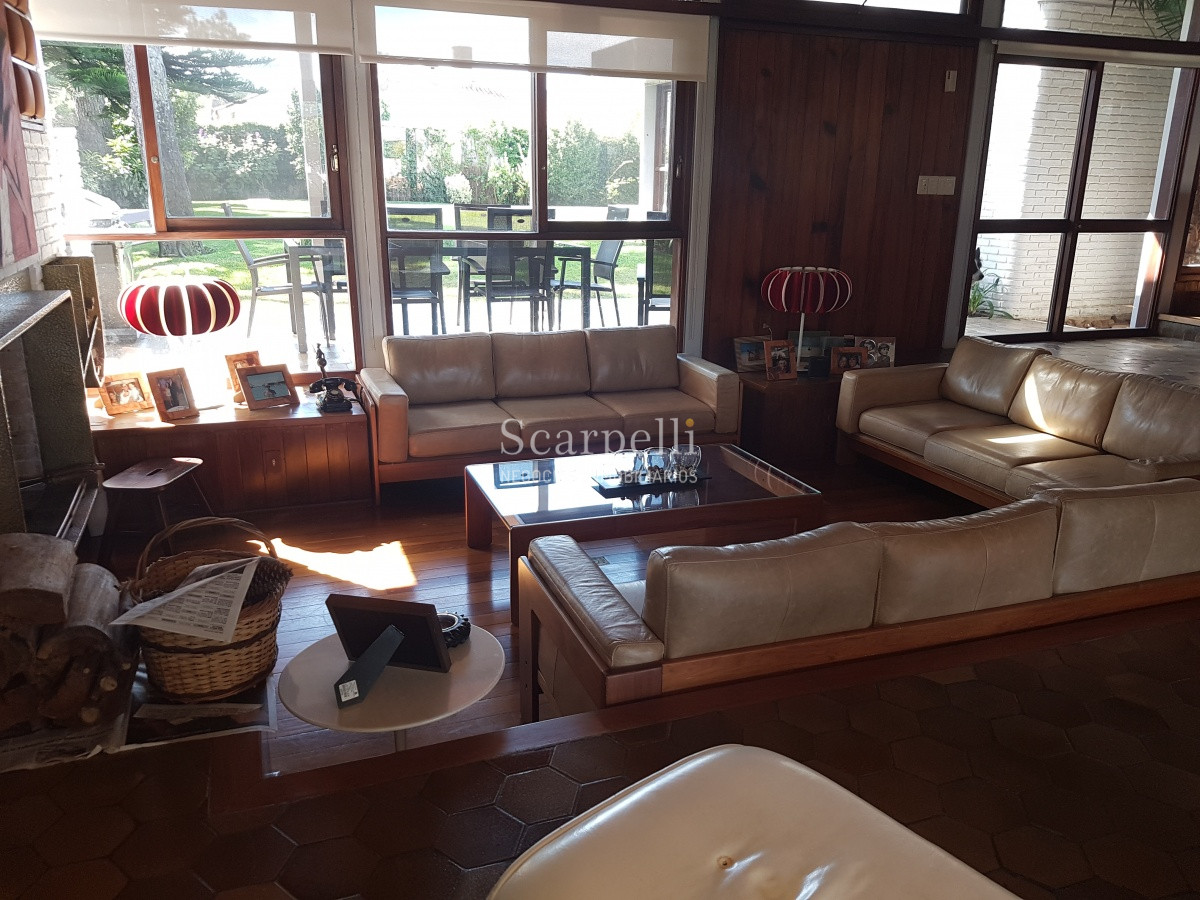 Casa ID.21022 - Arquitectura de Diseño Exclusivo en Parada 14 Mansa con mas de 1000 m2 de parque y casi 500 m2 edificados.-