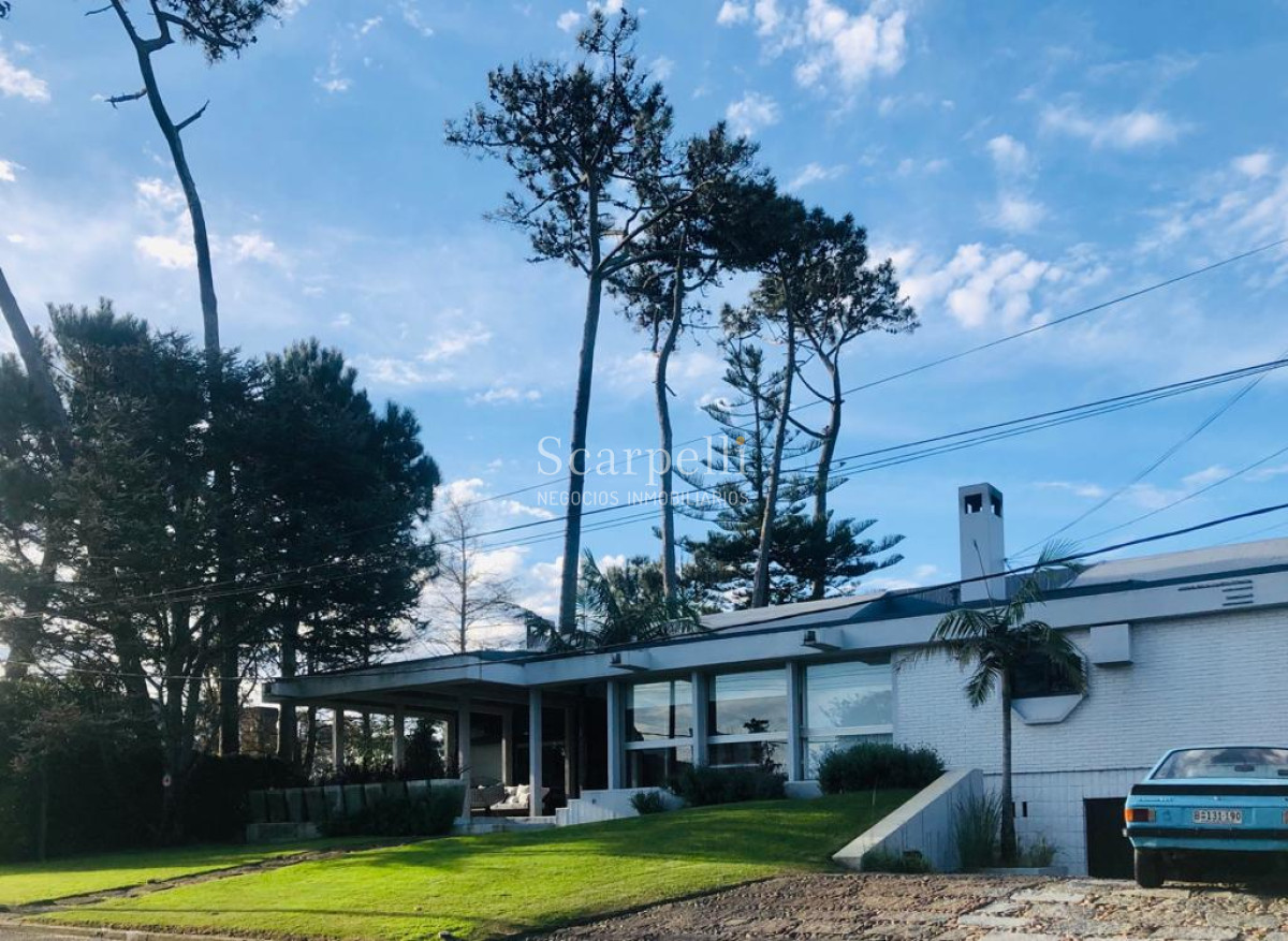 Casa ID.21022 - Arquitectura de Diseño Exclusivo en Parada 14 Mansa con mas de 1000 m2 de parque y casi 500 m2 edificados.-