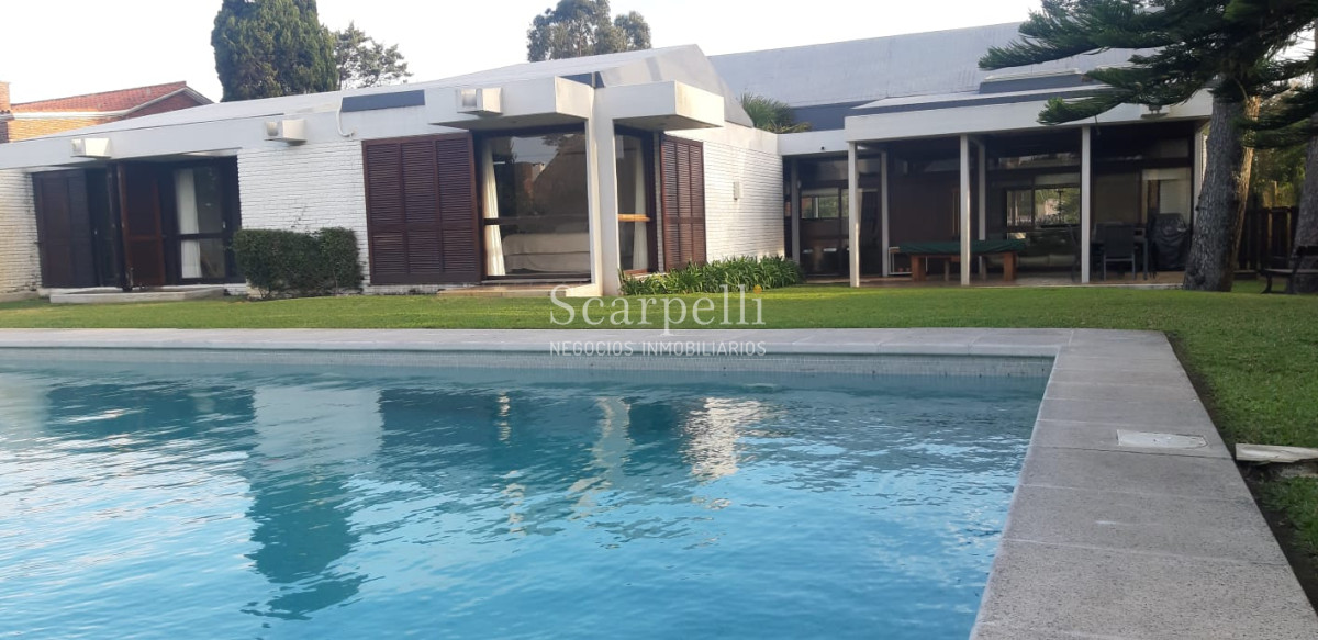 Casa ID.21022 - Arquitectura de Diseño Exclusivo en Parada 14 Mansa con mas de 1000 m2 de parque y casi 500 m2 edificados.-