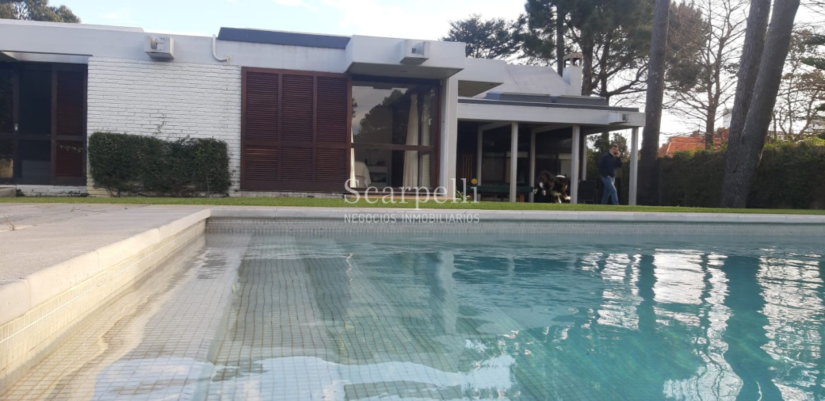 Casa ID.21022 - Arquitectura de Diseño Exclusivo en Parada 14 Mansa con mas de 1000 m2 de parque y casi 500 m2 edificados.-