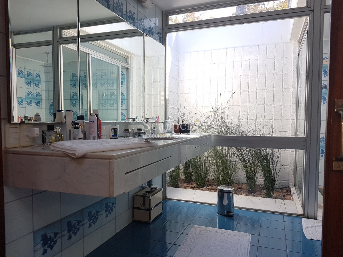 Casa ID.21022 - Arquitectura de Diseño Exclusivo en Parada 14 Mansa con mas de 1000 m2 de parque y casi 500 m2 edificados.-