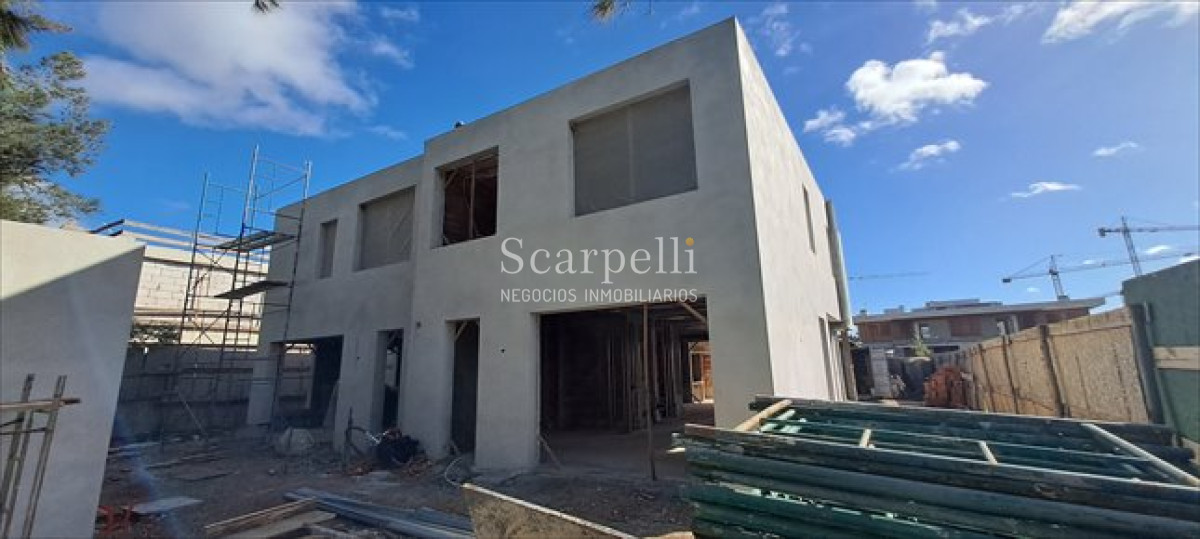 Casa ID.22 - VENTA CASA ESTRENAR BARRIO PARQUE II 4 DORMITORIOS EN SUITE