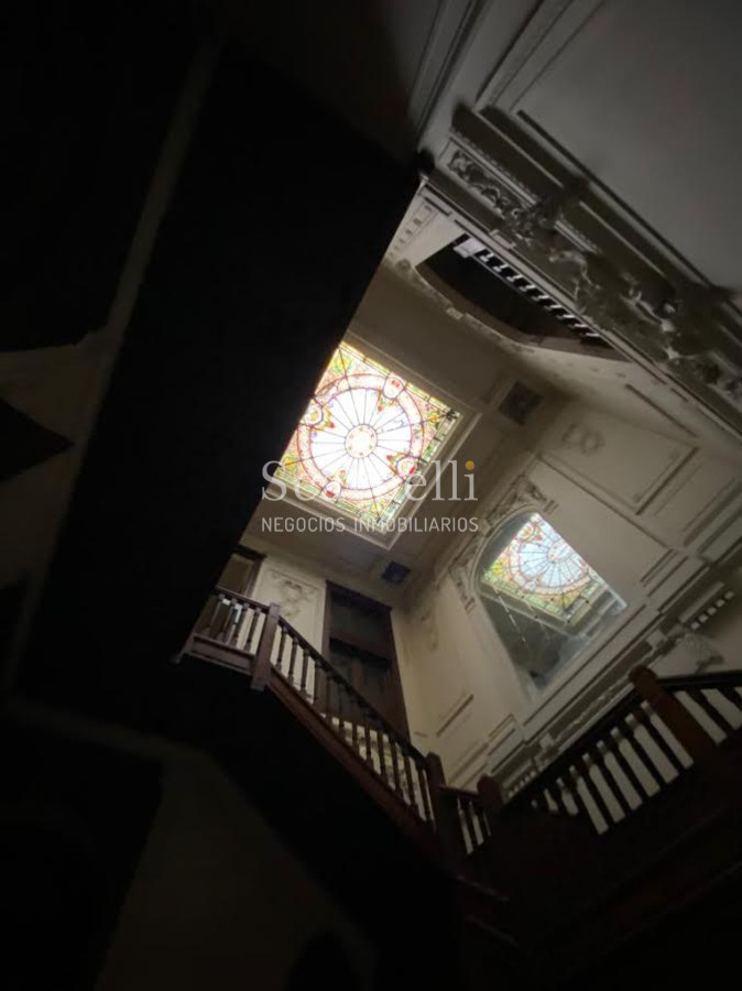 Casa ID.29327 - Río Branco esq. Av. Uruguay Construcción de estilo con finas terminaciones en Carpintería, Molduras & Grandes Vitreaux.-