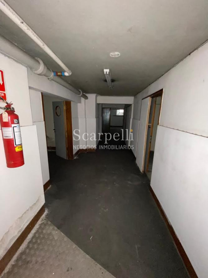 Casa ID.29327 - Río Branco esq. Av. Uruguay Construcción de estilo con finas terminaciones en Carpintería, Molduras & Grandes Vitreaux.-
