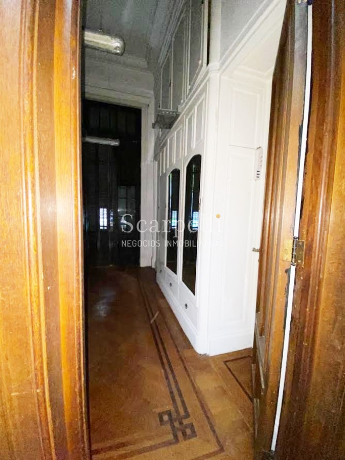 Casa ID.29327 - Río Branco esq. Av. Uruguay Construcción de estilo con finas terminaciones en Carpintería, Molduras & Grandes Vitreaux.-