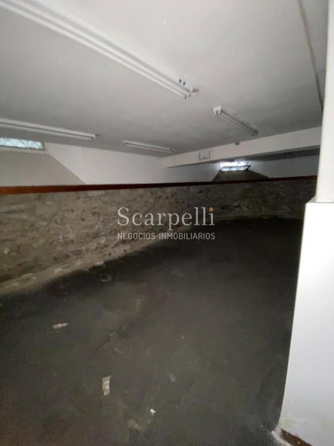Casa ID.29327 - Río Branco esq. Av. Uruguay Construcción de estilo con finas terminaciones en Carpintería, Molduras & Grandes Vitreaux.-
