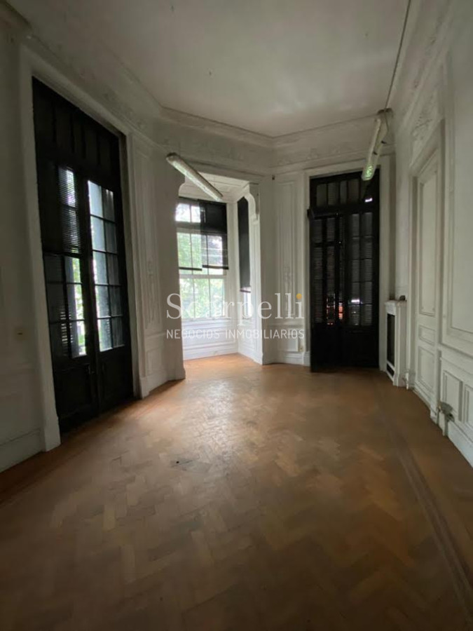 Casa ID.29327 - Río Branco esq. Av. Uruguay Construcción de estilo con finas terminaciones en Carpintería, Molduras & Grandes Vitreaux.-