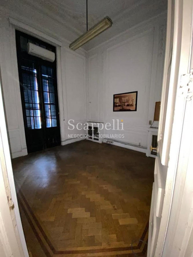 Casa ID.29327 - Río Branco esq. Av. Uruguay Construcción de estilo con finas terminaciones en Carpintería, Molduras & Grandes Vitreaux.-