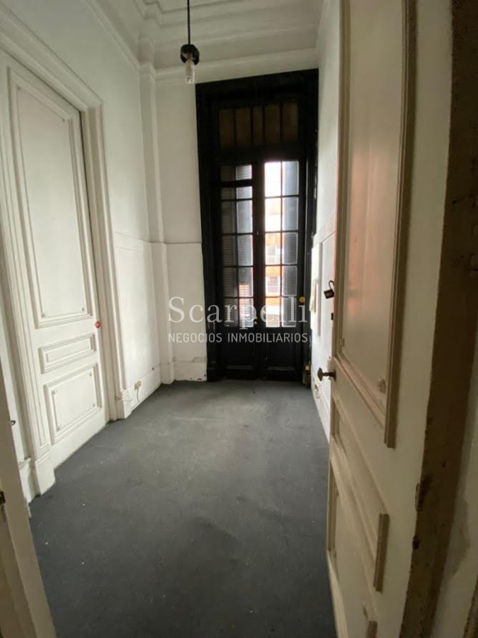 Casa ID.29327 - Río Branco esq. Av. Uruguay Construcción de estilo con finas terminaciones en Carpintería, Molduras & Grandes Vitreaux.-