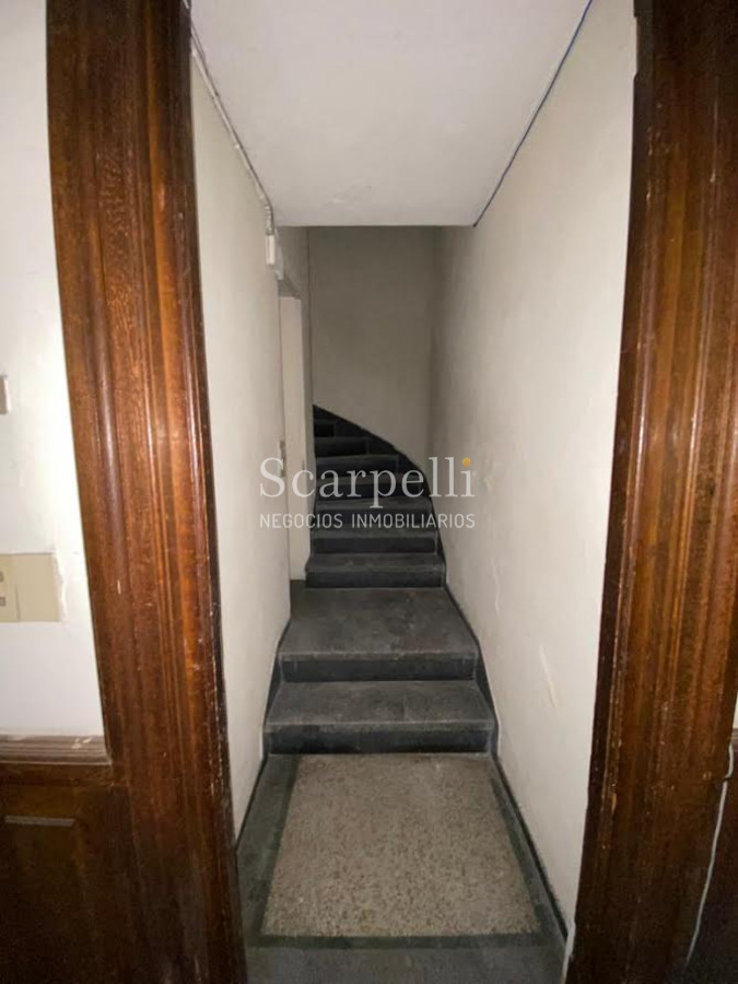 Casa ID.29327 - Río Branco esq. Av. Uruguay Construcción de estilo con finas terminaciones en Carpintería, Molduras & Grandes Vitreaux.-