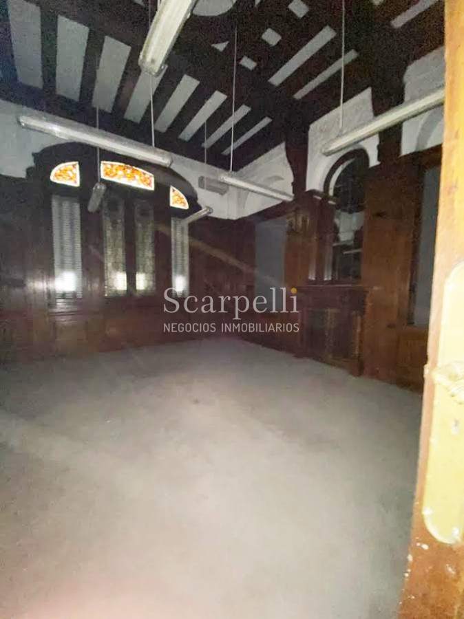 Casa ID.29327 - Río Branco esq. Av. Uruguay Construcción de estilo con finas terminaciones en Carpintería, Molduras & Grandes Vitreaux.-