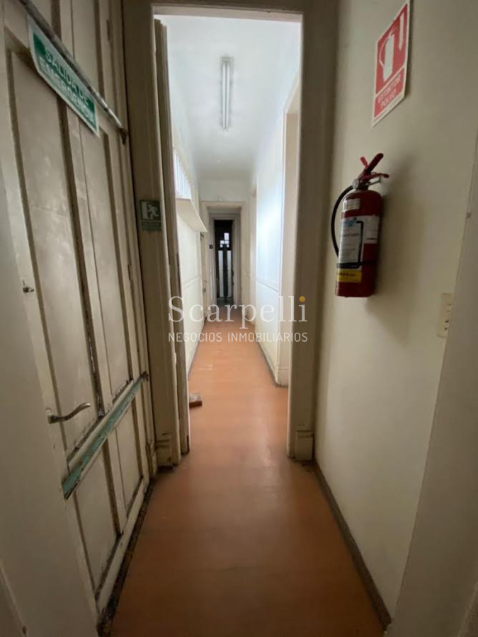 Casa ID.29327 - Río Branco esq. Av. Uruguay Construcción de estilo con finas terminaciones en Carpintería, Molduras & Grandes Vitreaux.-
