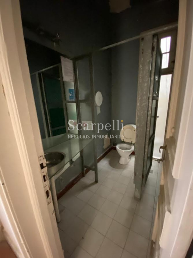 Casa ID.29327 - Río Branco esq. Av. Uruguay Construcción de estilo con finas terminaciones en Carpintería, Molduras & Grandes Vitreaux.-