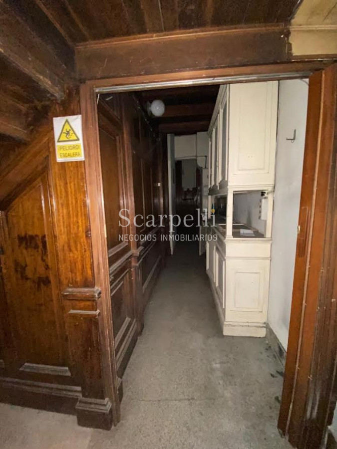 Casa ID.29327 - Río Branco esq. Av. Uruguay Construcción de estilo con finas terminaciones en Carpintería, Molduras & Grandes Vitreaux.-
