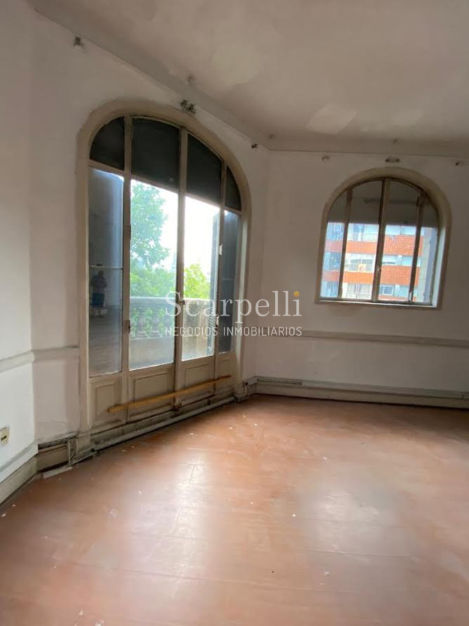 Casa ID.29327 - Río Branco esq. Av. Uruguay Construcción de estilo con finas terminaciones en Carpintería, Molduras & Grandes Vitreaux.-