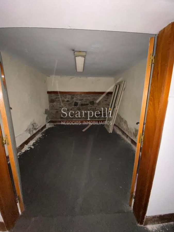 Casa ID.29327 - Río Branco esq. Av. Uruguay Construcción de estilo con finas terminaciones en Carpintería, Molduras & Grandes Vitreaux.-