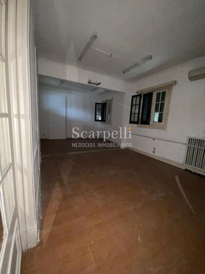 Casa ID.29327 - Río Branco esq. Av. Uruguay Construcción de estilo con finas terminaciones en Carpintería, Molduras & Grandes Vitreaux.-
