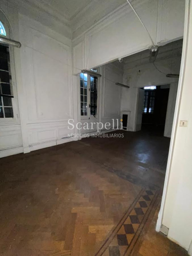 Casa ID.29327 - Río Branco esq. Av. Uruguay Construcción de estilo con finas terminaciones en Carpintería, Molduras & Grandes Vitreaux.-