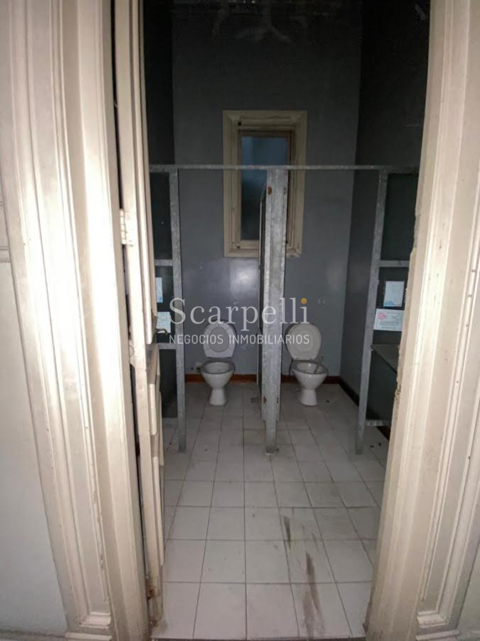 Casa ID.29327 - Río Branco esq. Av. Uruguay Construcción de estilo con finas terminaciones en Carpintería, Molduras & Grandes Vitreaux.-
