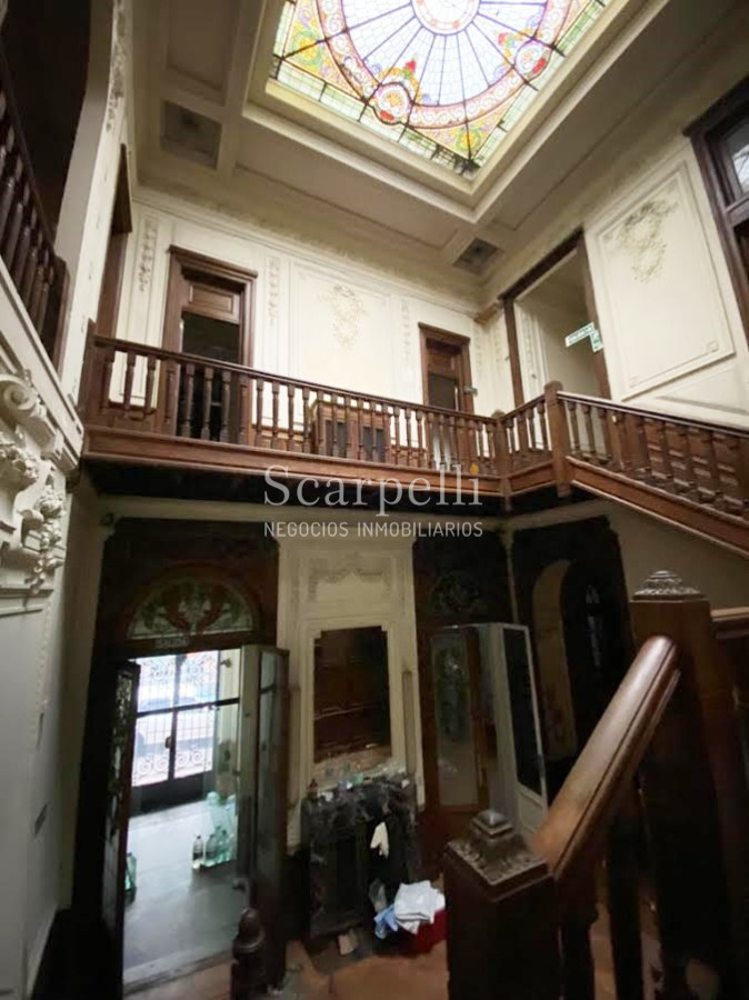 Casa ID.29327 - Río Branco esq. Av. Uruguay Construcción de estilo con finas terminaciones en Carpintería, Molduras & Grandes Vitreaux.-