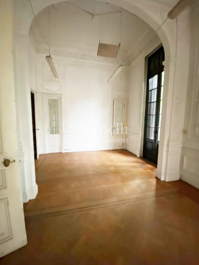 Casa ID.29327 - Río Branco esq. Av. Uruguay Construcción de estilo con finas terminaciones en Carpintería, Molduras & Grandes Vitreaux.-