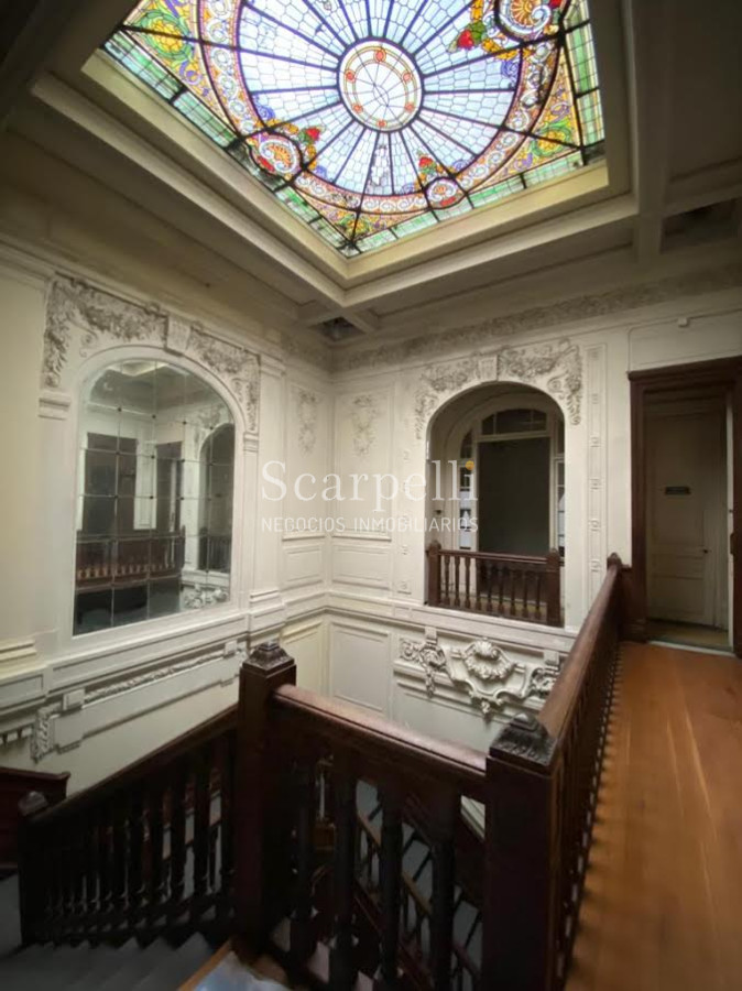 Casa ID.29327 - Río Branco esq. Av. Uruguay Construcción de estilo con finas terminaciones en Carpintería, Molduras & Grandes Vitreaux.-
