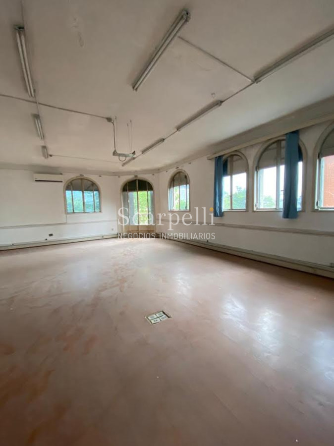 Casa ID.29327 - Río Branco esq. Av. Uruguay Construcción de estilo con finas terminaciones en Carpintería, Molduras & Grandes Vitreaux.-