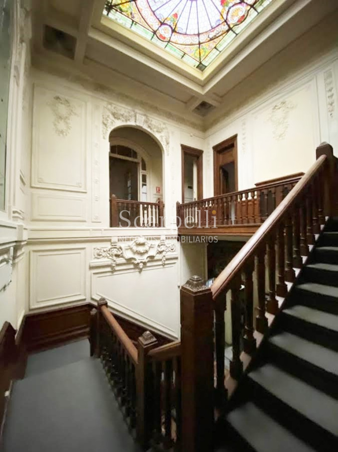 Casa ID.29327 - Río Branco esq. Av. Uruguay Construcción de estilo con finas terminaciones en Carpintería, Molduras & Grandes Vitreaux.-