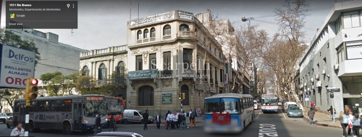 Casa ID.29327 - Río Branco esq. Av. Uruguay Construcción de estilo con finas terminaciones en Carpintería, Molduras & Grandes Vitreaux.-