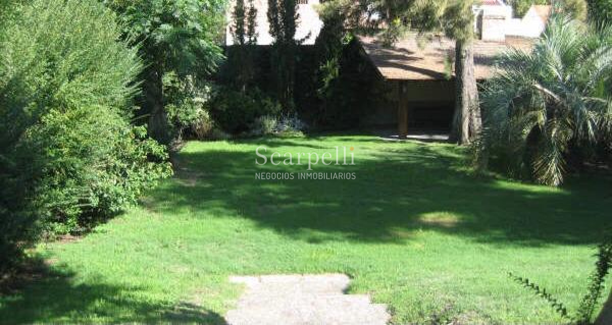 Casa ID.29813 - Alte. Harwood: Estupenda Propiedad Estilo Colonial toda en 1 planta con gran fondo y barbacoa.-