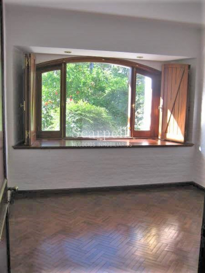 Casa ID.29813 - Alte. Harwood: Estupenda Propiedad Estilo Colonial toda en 1 planta con gran fondo y barbacoa.-