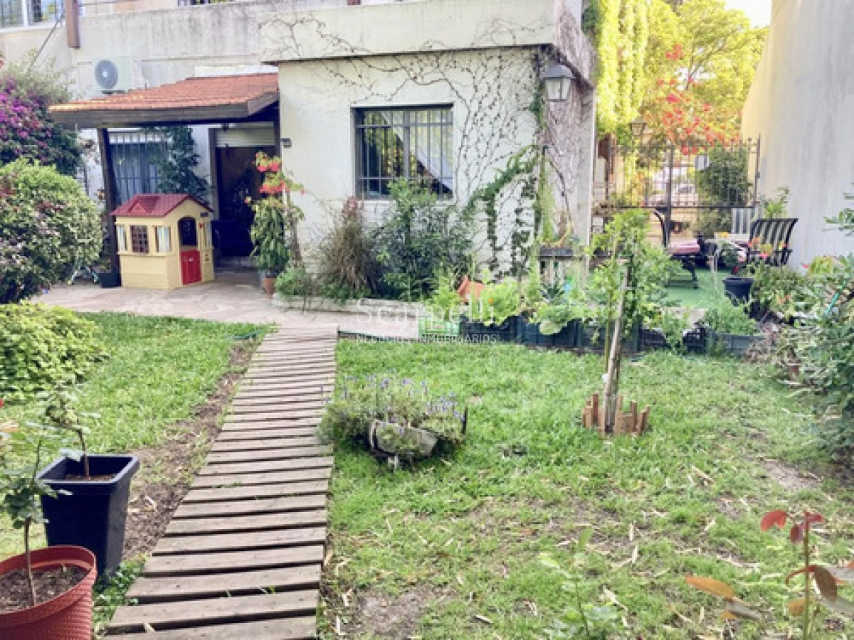 Casa ID.50594 - Alquiler Carrasco Sobre Av. Arocena Ideal Oficinas o Local Comercial Fondo Pasaje Lateral