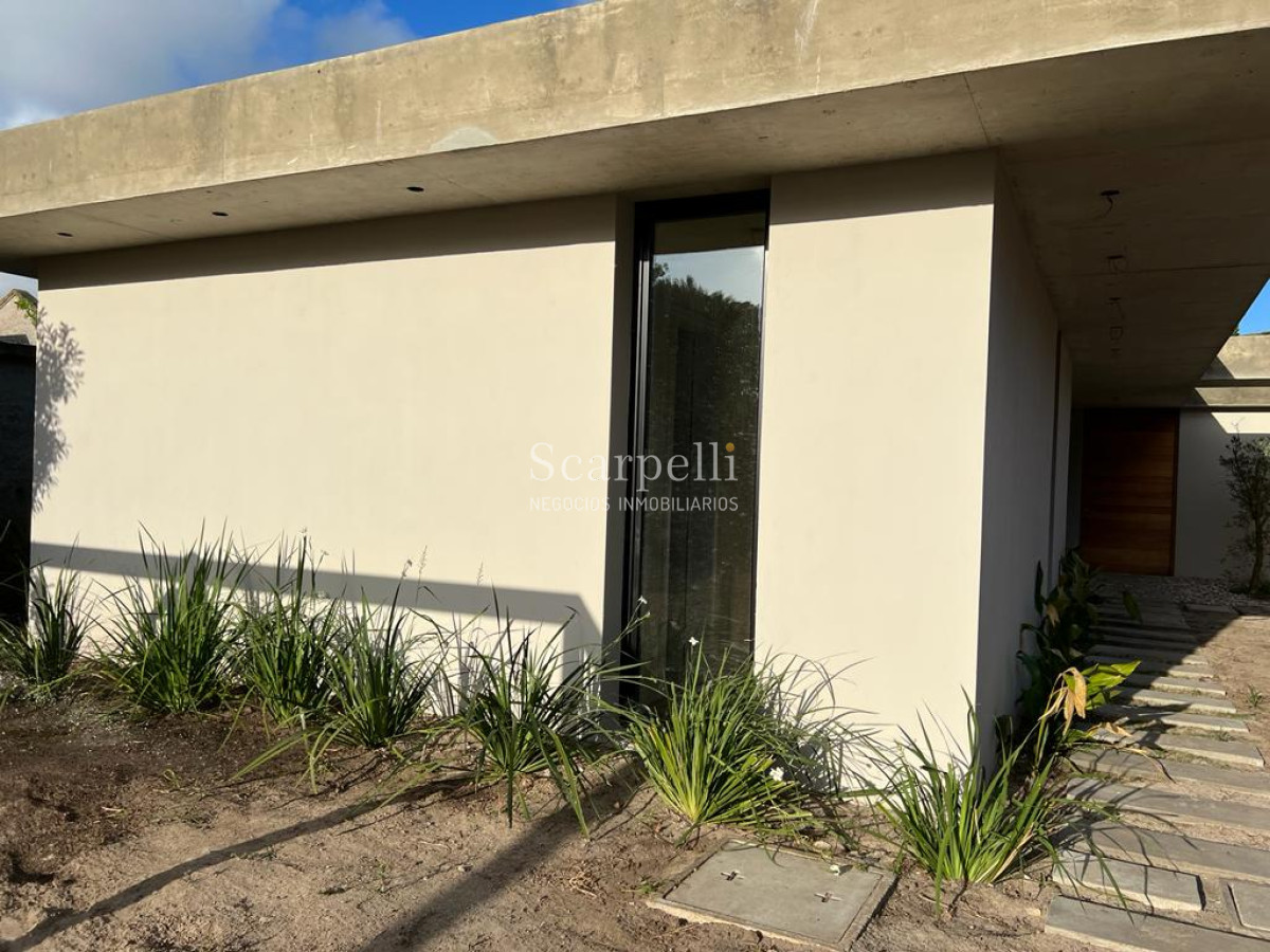 Casa ID.40347 - Carrasco Sur Proximo Escuela Naval en entorno muy  íntimo y de categoría a Estrenar proximamente.-