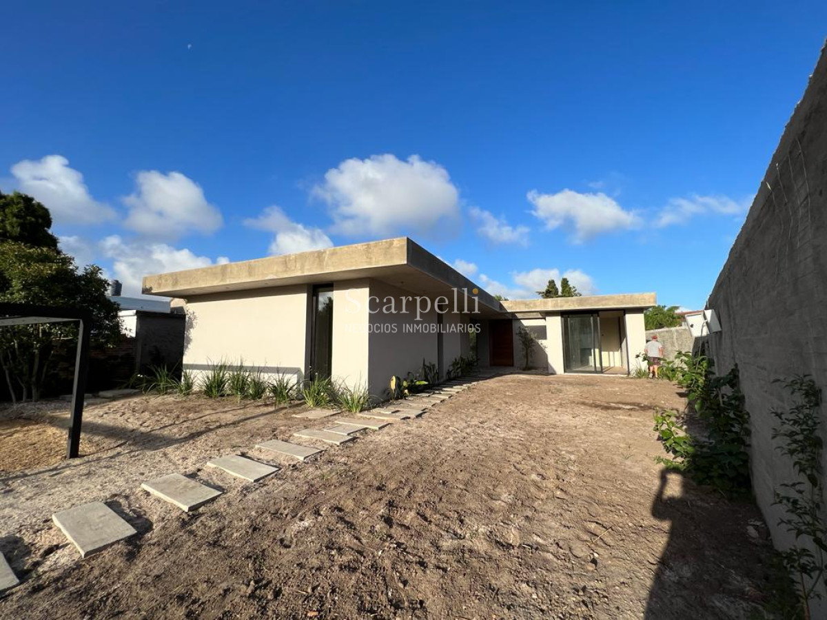 Casa ID.40347 - Carrasco Sur Proximo Escuela Naval en entorno muy  íntimo y de categoría a Estrenar proximamente.-