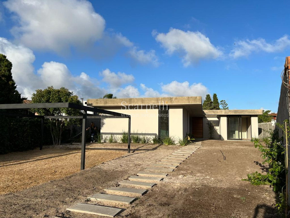Casa ID.40347 - Carrasco Sur Proximo Escuela Naval en entorno muy  íntimo y de categoría a Estrenar proximamente.-