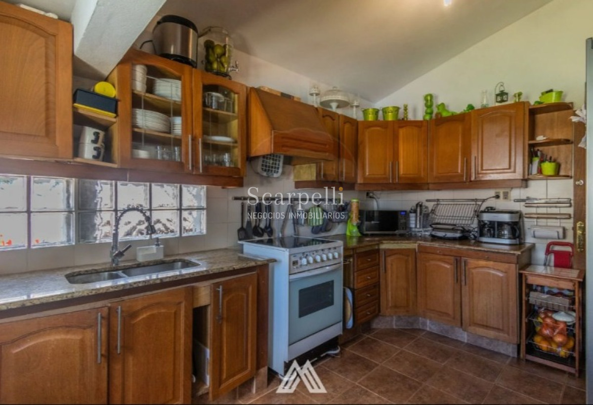 Casa ID.41560 - Chalét Clásico Padrón Único todo en 1 planta con fondo y Piscina prox. Alberdi , Tienda Inglesa  y Portones Shopping.-