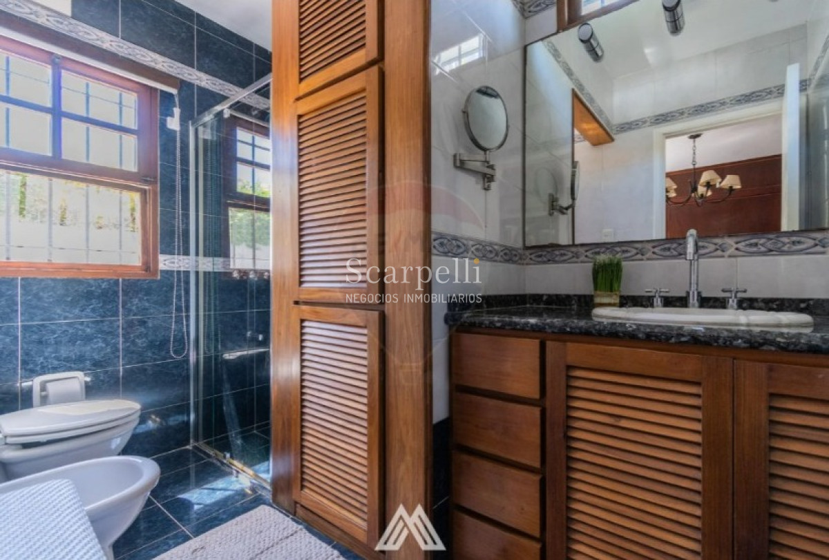 Casa ID.41560 - Chalét Clásico Padrón Único todo en 1 planta con fondo y Piscina prox. Alberdi , Tienda Inglesa  y Portones Shopping.-